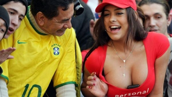 Larissa Riquelme debutó como comentarista de fútbol en televisión