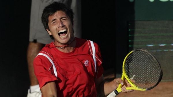 Paul Capdeville jugando un partido de Copa Davis con Chile, celebrando un punto histórico frente a John Isner en 2011