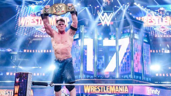 John Cena levantando el título de la WWE en WrestleMania 41