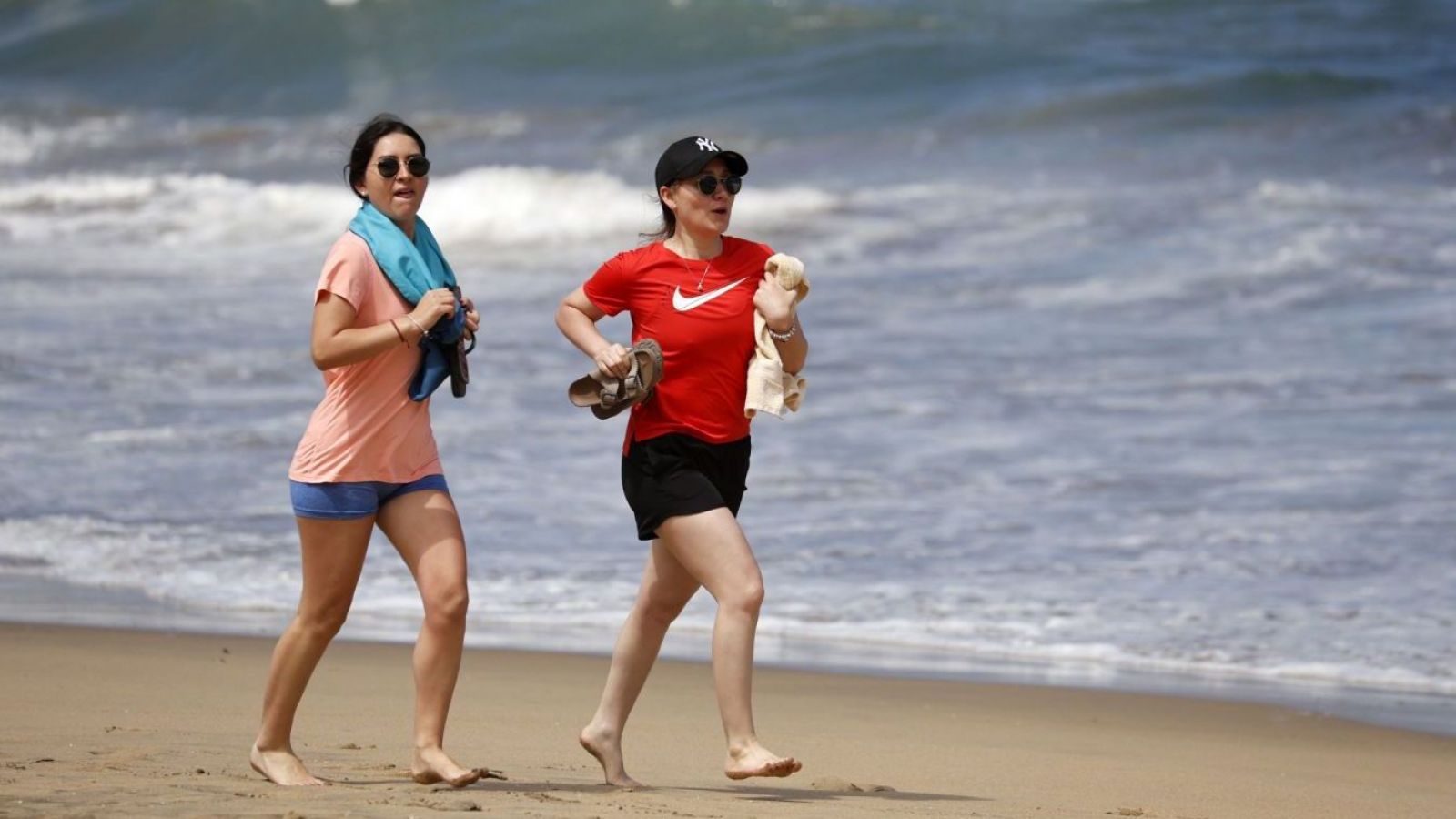 Mujeres corriendo viaje