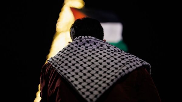 Persona con un pañuelo palestino