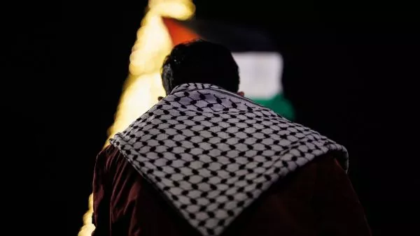 Persona con un pañuelo palestino