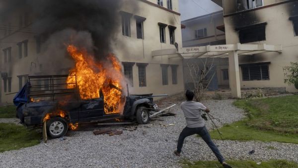 Manifestante prendiendo fuego a un automóvil durante las protestas de esta semana en Nepal.