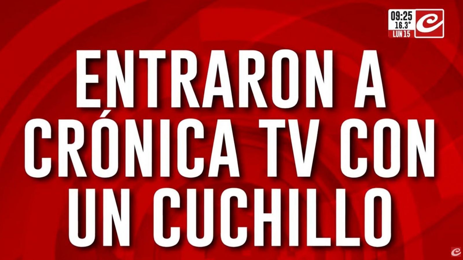 Cartón de Crónica TV anunciando el ingreso de un sujeto armado