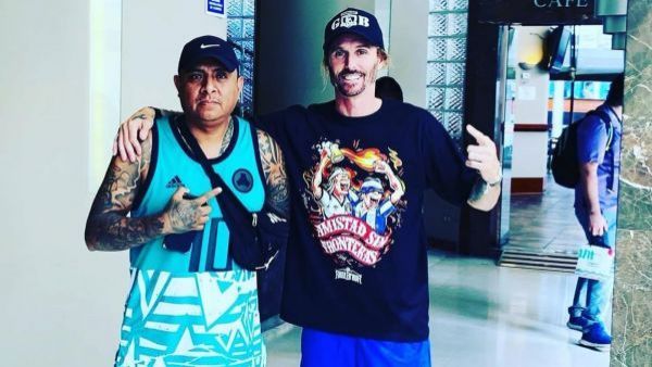 Nicolás Tagliani, exdelantero de Colo Colo, posa con un polerón de Alianza Lima