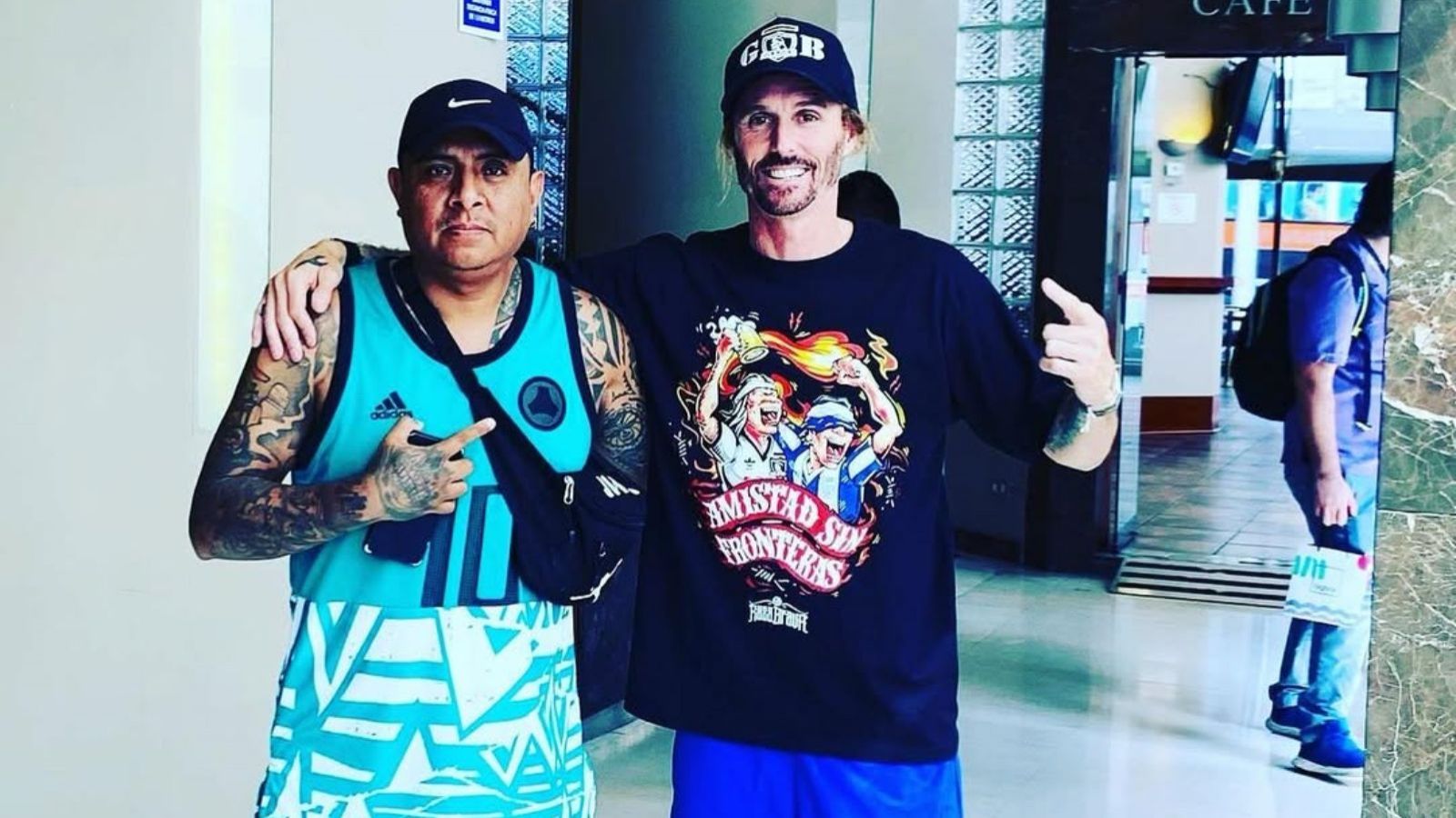 Nicolás Tagliani, exdelantero de Colo Colo, posa con un polerón de Alianza Lima