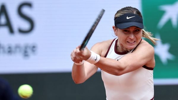 Paula Badosa disputando un punto en la primera ronda de Roland Garros