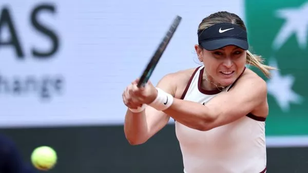 Paula Badosa disputando un punto en la primera ronda de Roland Garros