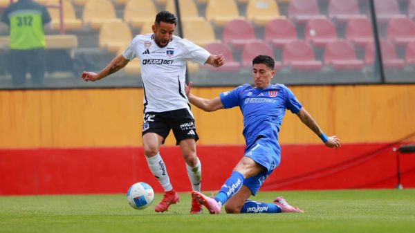 Mauricio Isla disputando el balón con Matías Sepúlveda en la Supercopa entre Colo Colo y la Universidad de Chile