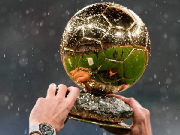 Imagen de un Balón de Oro siendo levantado en un estadio