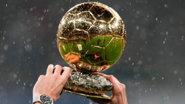 Imagen de un Balón de Oro siendo levantado en un estadio