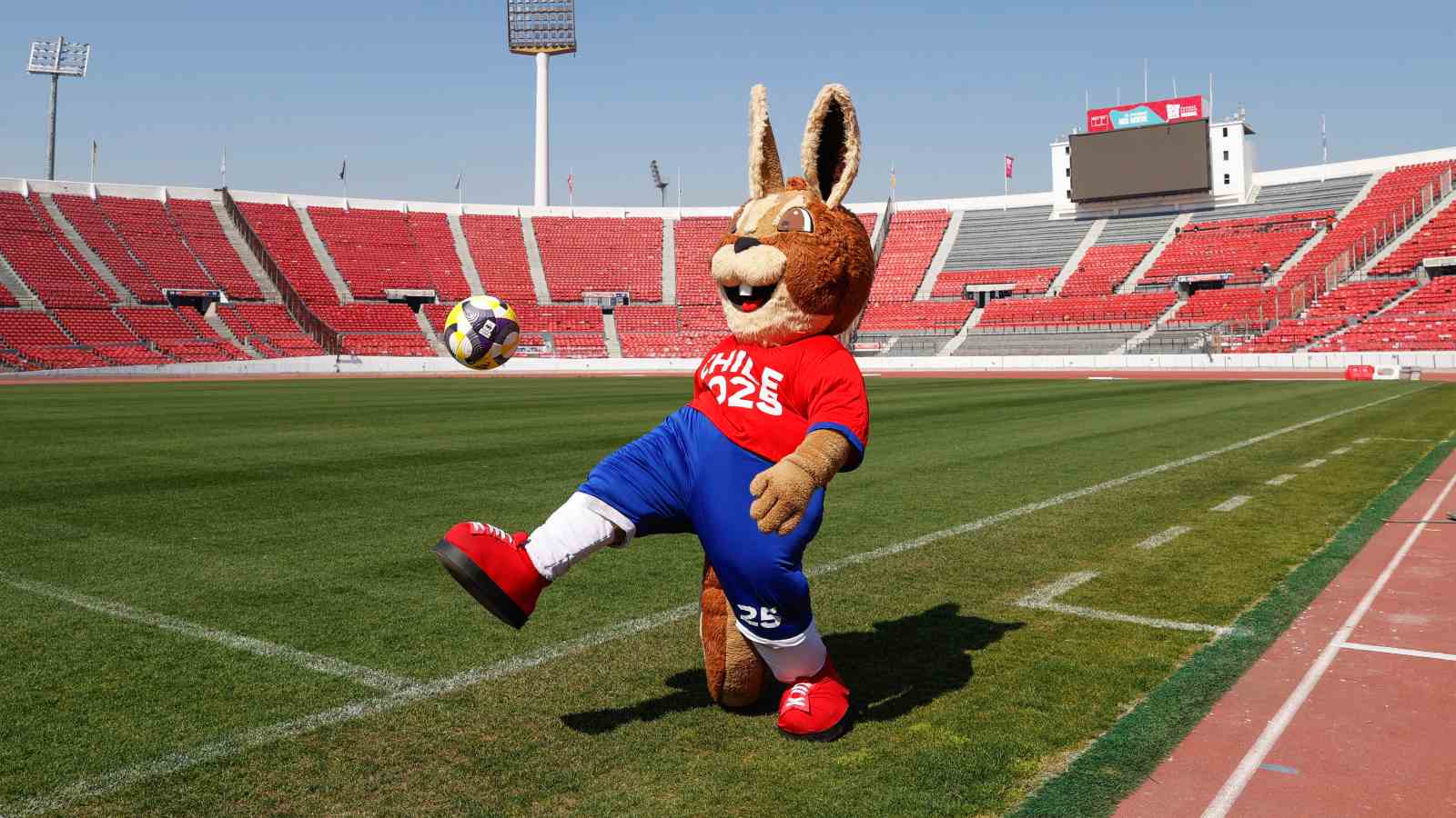La mascota del Mundial Sub 20 en el Estadio Nacional