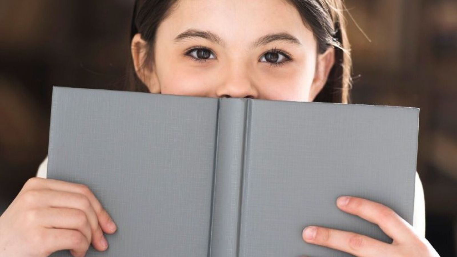 Joven japonesa leyendo un libro