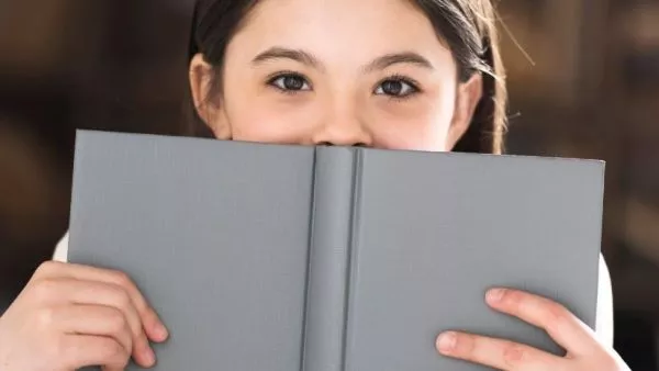 Joven japonesa leyendo un libro