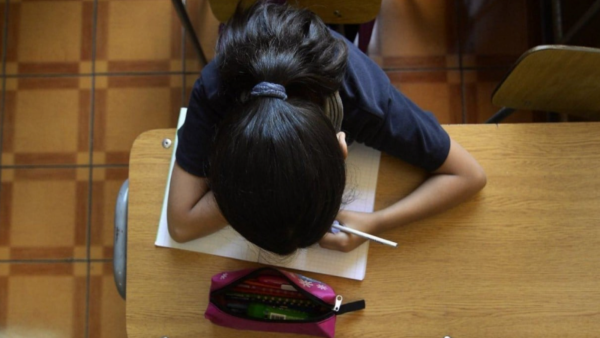 Niña estudiando en colegio