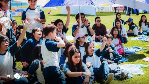 Niños y niñas disfrutando Futuristas en años anteriores de la versión.