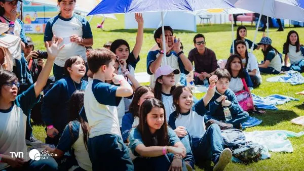 Niños y niñas disfrutando Futuristas en años anteriores de la versión.