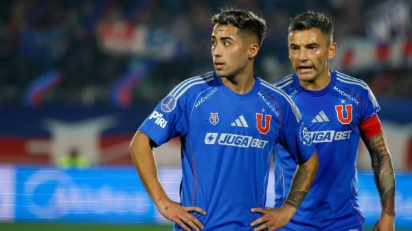 Lucas Assadi y Charles Aránguiz jugando frente a Independiente por la Copa Sudamericana en el Estadio Nacional