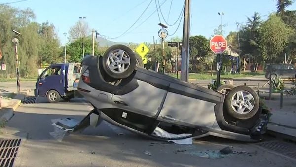 Hombre quiso evitar hoyo en Maipú y terminó volcado