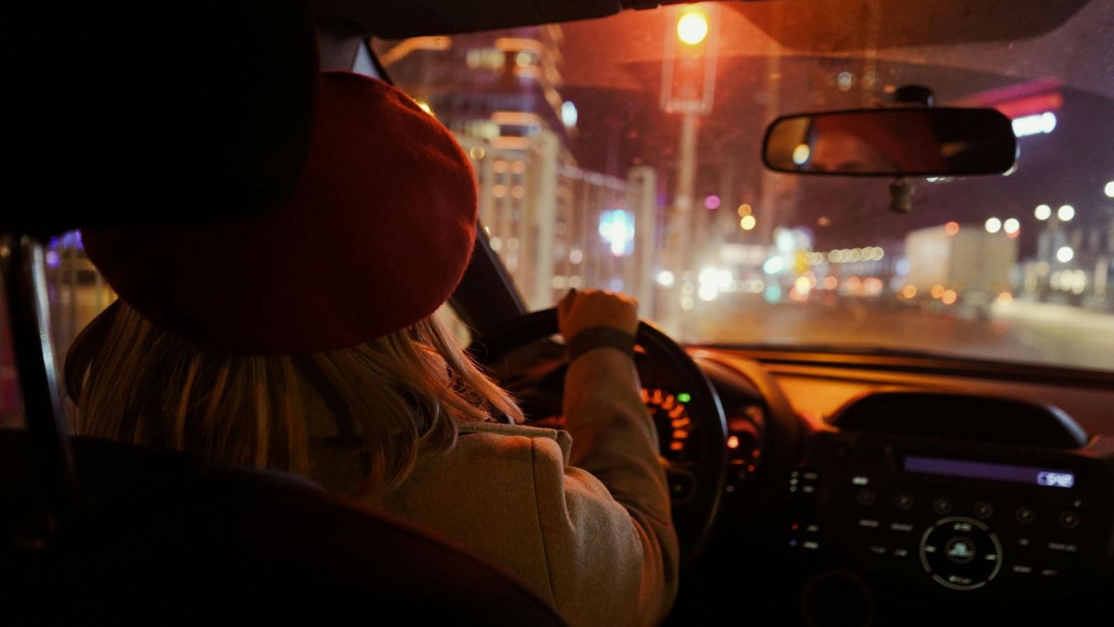 Mujer conduciendo.