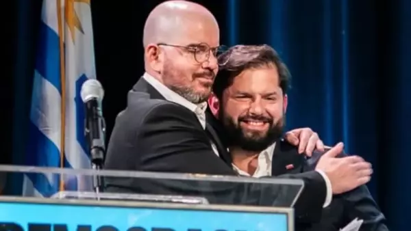 Abrazo entre Gabriel Boric y Giorgio Jackson