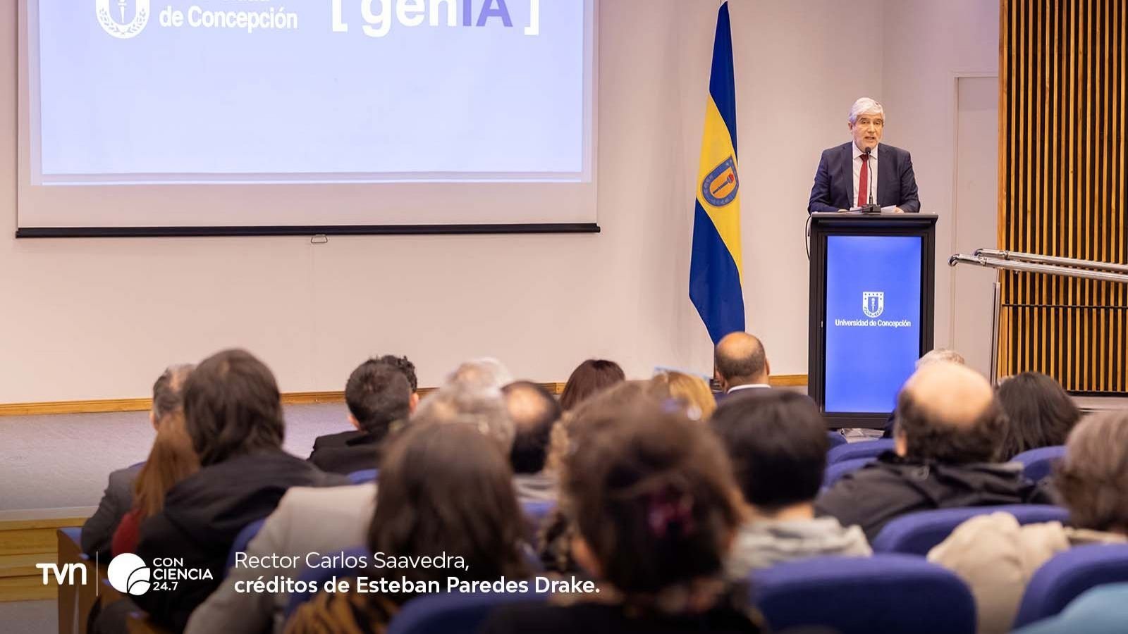 Rector Carlos Saavedra presentando [genIA].