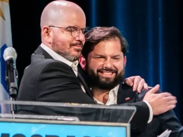 Abrazo entre Gabriel Boric y Giorgio Jackson