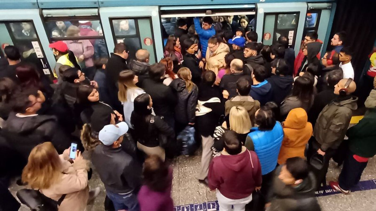 7 estaciones de la Línea 1 cerradas por caída de persona