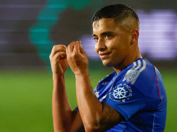 Nicolás Guerra reclamando una infracción ante Alianza Lima