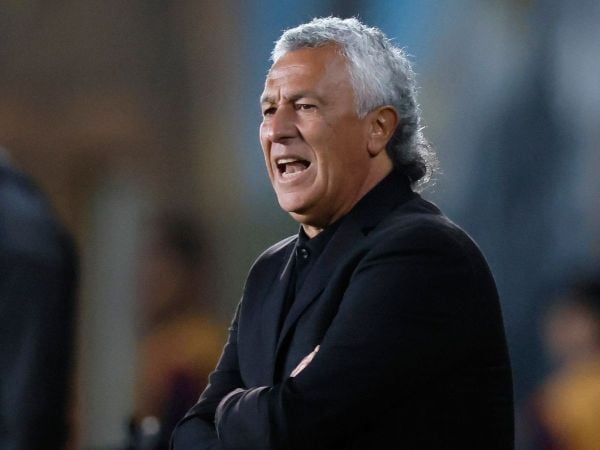 Néstor Gorosito dirigiendo a Alianza Lima frente a la Universidad de Chile por Copa Sudamericana