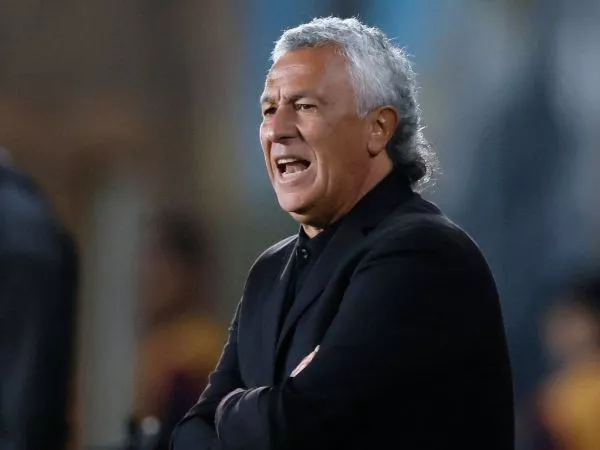 Néstor Gorosito dirigiendo a Alianza Lima frente a la Universidad de Chile por Copa Sudamericana