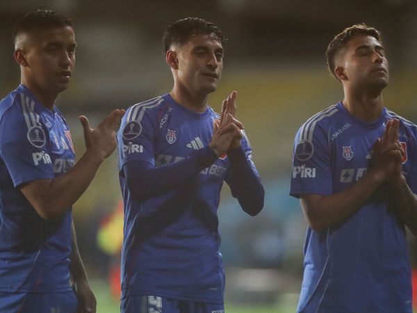 Nicolás Guerra, Javier Altamirano y Lucas Assadi celebrando un gol ante Alianza Lima