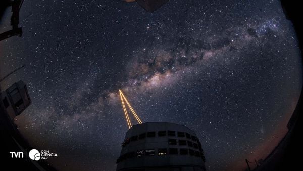 Vista del Observatorio Paranal bajo los cielos nocturnos del desierto de Atacama, zona amenazada por la contaminación lumínica.
