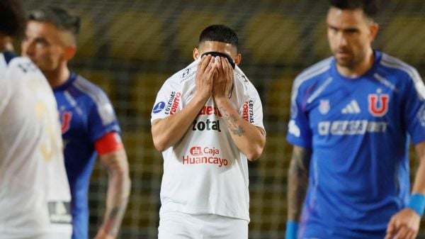 Jugador de Alianza Lima lamentándose tras ser eliminado por la Universidad de Chile de la Copa Sudamericana
