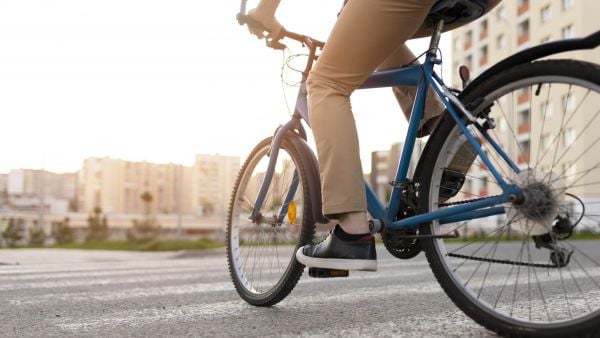 Persona circulando en bicicleta.