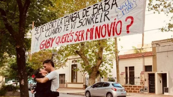 “Se me llenó la tanga de baba cuando te vi sonreír. Gaby, ¿querés ser mi novio? Vale hasta el 1 de mayo”.