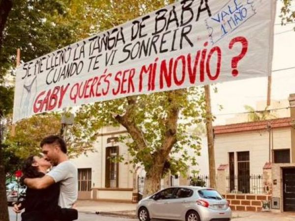 “Se me llenó la tanga de baba cuando te vi sonreír. Gaby, ¿querés ser mi novio? Vale hasta el 1 de mayo”.