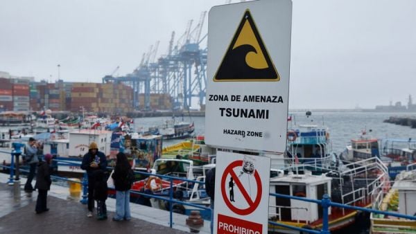 Cartel de zona de amenaza de tsunami en Chile