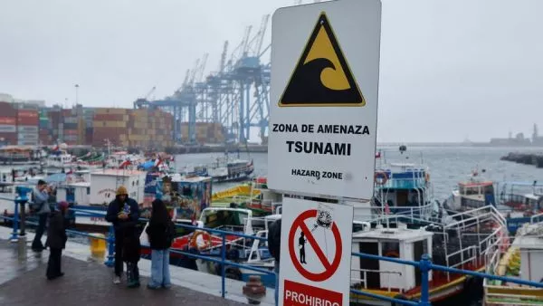 Cartel de zona de amenaza de tsunami en Chile