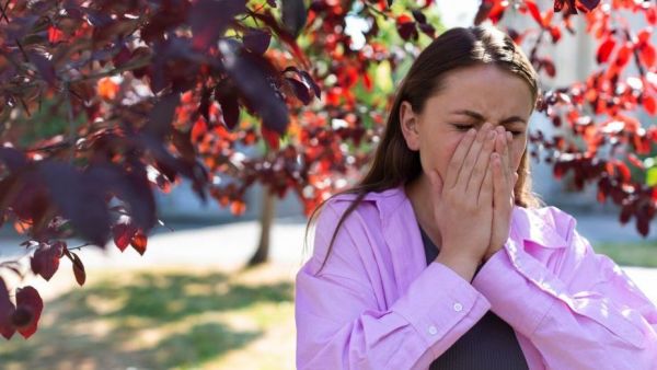 Mujer con alergia en el parque