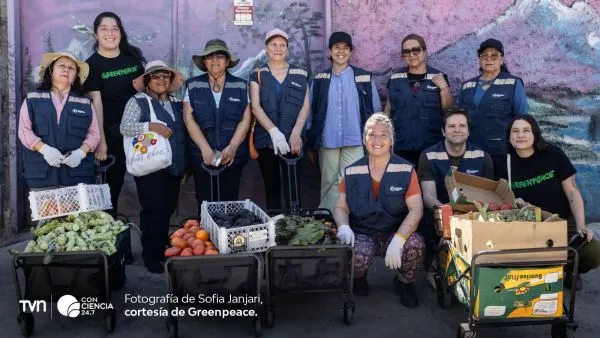 Voluntarios cocinan alimentos descartados de ferias libres para transformarlos en almuerzos comunitarios en Chile.