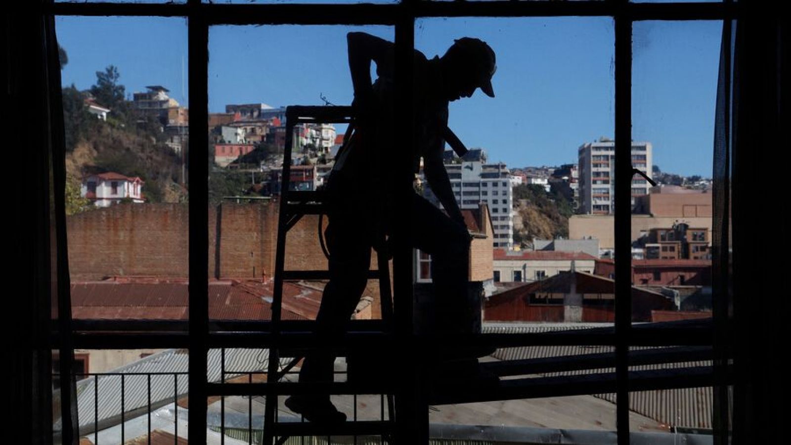 Desempleo en Chile da un respiro y baja 0,3% en trimestre junio - agosto