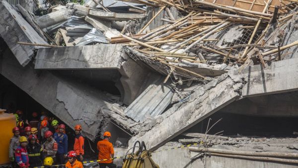 Derrumbe de colegio en Indonesia.