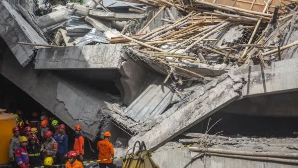 Derrumbe de colegio en Indonesia.