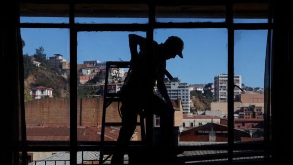 Desempleo en Chile da un respiro y baja 0,3% en trimestre junio - agosto