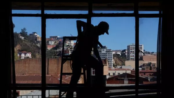 Desempleo en Chile da un respiro y baja 0,3% en trimestre junio - agosto