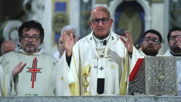 Fernando Chomali en una misa en la Catedral de Santiago