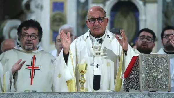 Fernando Chomali en una misa en la Catedral de Santiago