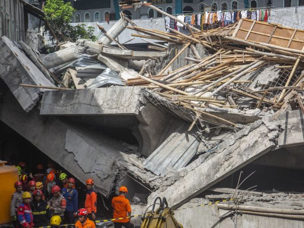 Derrumbe de colegio en Indonesia.