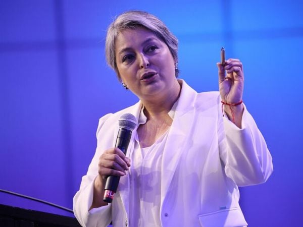 Jeannette Jara pide no bajar gasto en seguridad y ayudas sociales